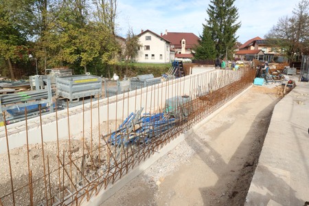 GRADNJA NOVE BRVI ČEZ CERKNIŠČICO 05 FOTO LJUBO VUKELIČ